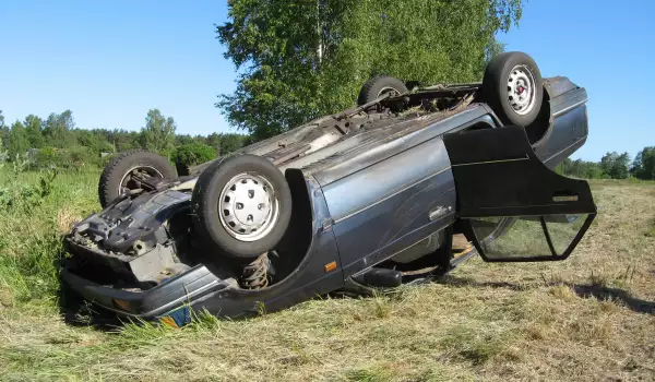 Неопитна шофьорка потроши колата си на пътя Разлог-Банско