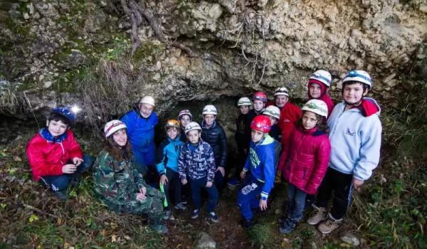 Малчуганите от село Бачево бяха на урок в пещерата Спропадналото