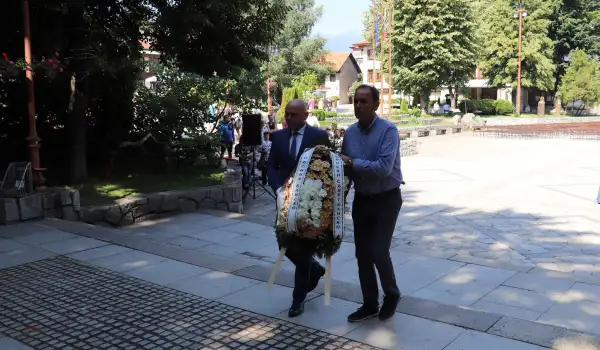 Паметник на Никола Вапцаров