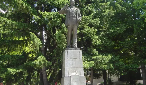 Паметник Вапцаров в Банско