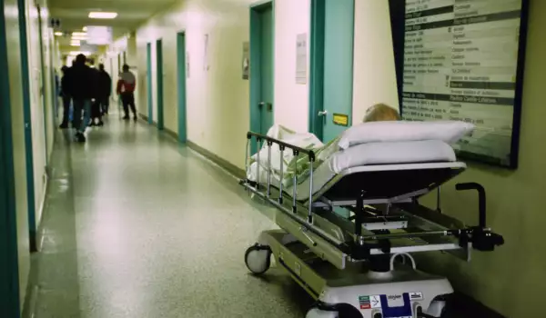 Разложки мачо влезе в болница заради парафин в пениса