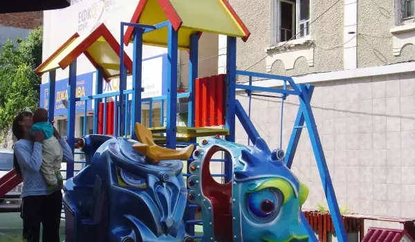 Изпотрошени са съоръжения на детски площадки в Банско