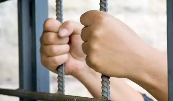Арестуваха мъжете, изнасилили жена от Белица