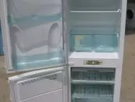 Продавам комбиниран хладилник с фризер с 3 рафта марка PREMI
