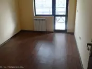 Продава просторен тристаен апартамент в Банско