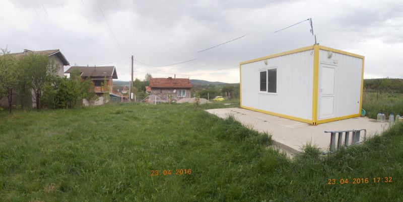 1. Снимка на Дворно място с жилищен контейнер на 15 мин от София