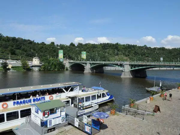 1. Снимка на Златна Прага с включен круиз по Вълтава