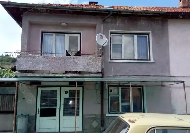 Продава се двуетажна къща в град Разлог.