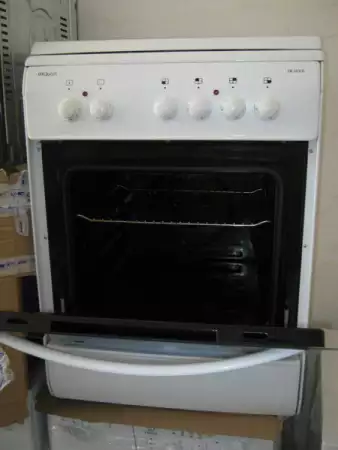 2. Снимка на Продавам бяла печка с обикновенни котлони марка Exquisit, шир