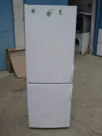 2. Снимка на Продавам комбиниран хладилник с фризер с 3 рафта марка PREMI