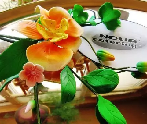 6. Снимка на Прекрасни захарни цветя от фондан от НОВА Кетъринг