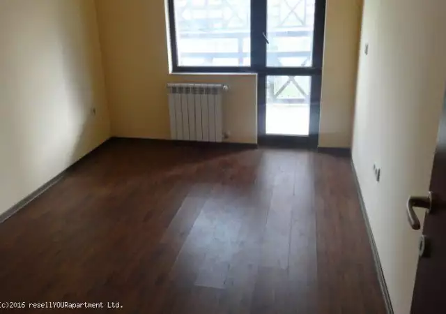 Продава просторен тристаен апартамент в Банско