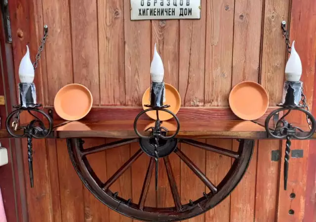 Лампа рафт - етажерка от колело на каруца