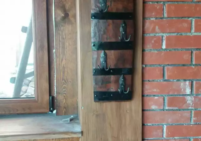 2. Снимка на Дървени закачалки, изработени от автентични реставрирани бъчв